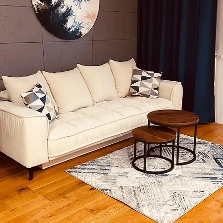 아파트 Modern 2br For 4 Parking Wola