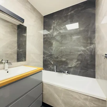 Modern 2br For 4 Parking Wola Warschau
