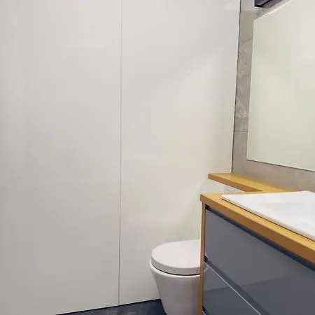 Modern 2br For 4 Parking Wola 바르샤바